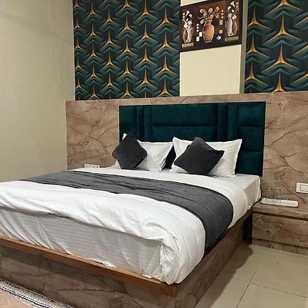 Hotel Sunrise Vadodara Bagian luar foto