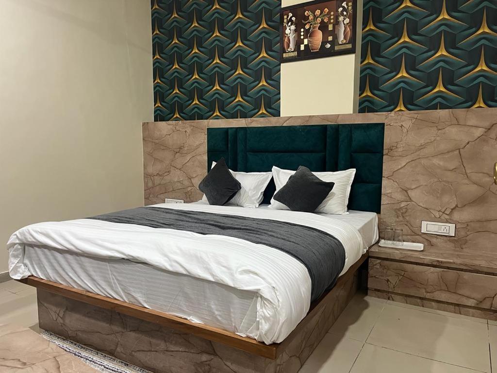 Hotel Sunrise Vadodara Bagian luar foto
