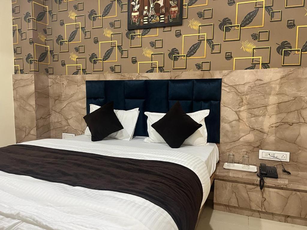 Hotel Sunrise Vadodara Bagian luar foto