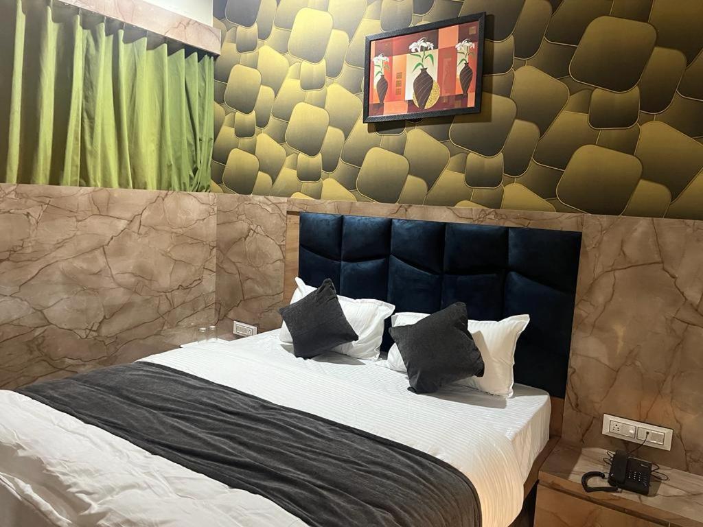 Hotel Sunrise Vadodara Bagian luar foto