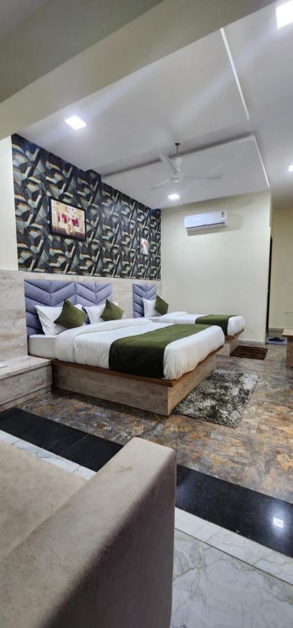 Hotel Sunrise Vadodara Bagian luar foto