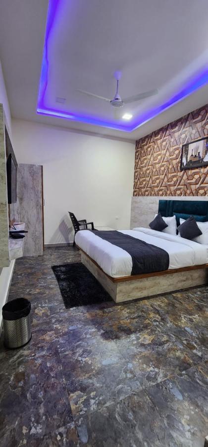 Hotel Sunrise Vadodara Bagian luar foto